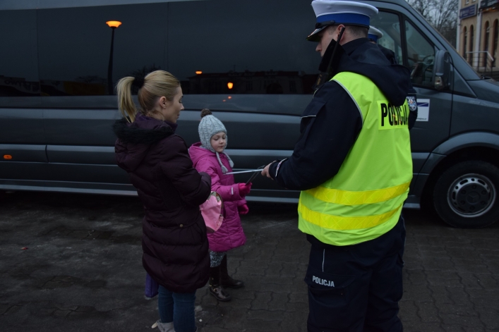 Elbląg:  „Dzień Odblasków” - policjanci rozdawali elementy odblaskowe