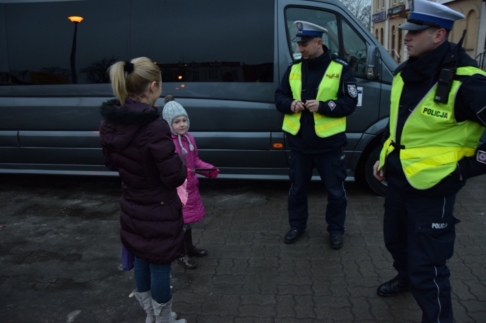 Elbląg:  „Dzień Odblasków” - policjanci rozdawali elementy odblaskowe