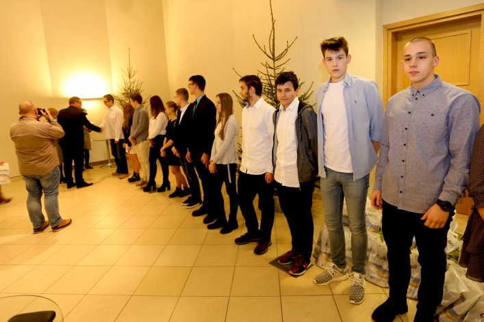 Elbląscy gimnazjaliści otrzymali stypendia z rąk prezydenta Elbląga