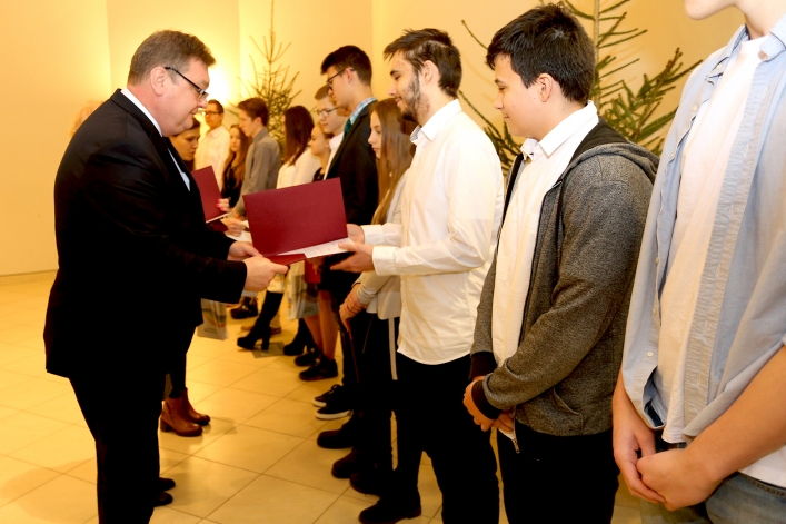 Elbląscy gimnazjaliści otrzymali stypendia z rąk prezydenta Elbląga