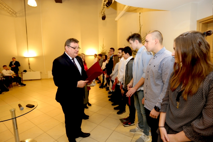 Elbląscy gimnazjaliści otrzymali stypendia z rąk prezydenta Elbląga