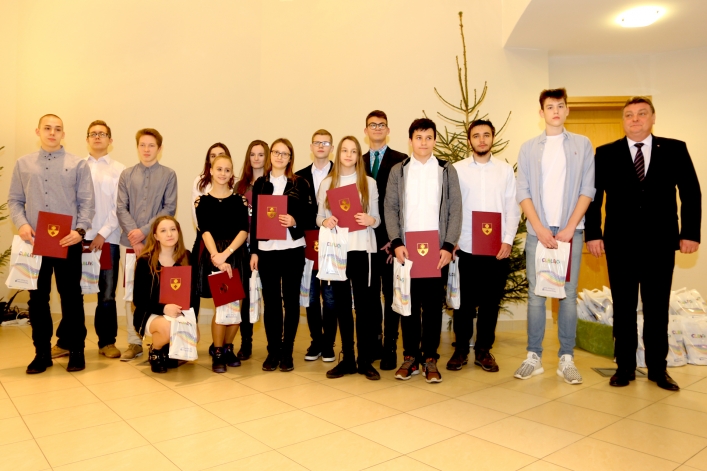 Elbląscy gimnazjaliści otrzymali stypendia z rąk prezydenta Elbląga