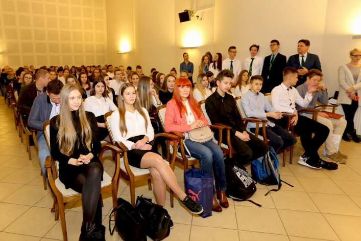 Elbląscy gimnazjaliści otrzymali stypendia z rąk prezydenta Elbląga