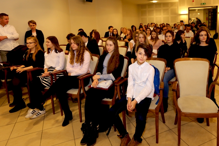 Elbląscy gimnazjaliści otrzymali stypendia z rąk prezydenta Elbląga