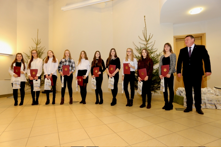 Elbląscy gimnazjaliści otrzymali stypendia z rąk prezydenta Elbląga