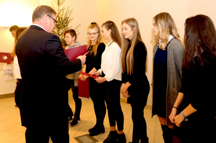 Elbląscy gimnazjaliści otrzymali stypendia z rąk prezydenta Elbląga