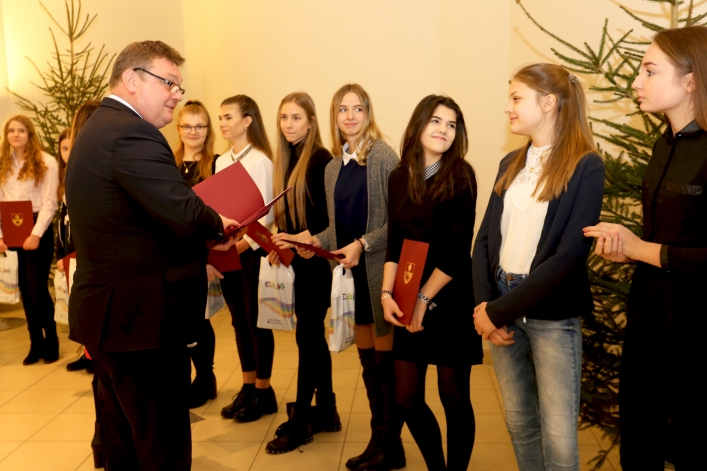 Elbląscy gimnazjaliści otrzymali stypendia z rąk prezydenta Elbląga