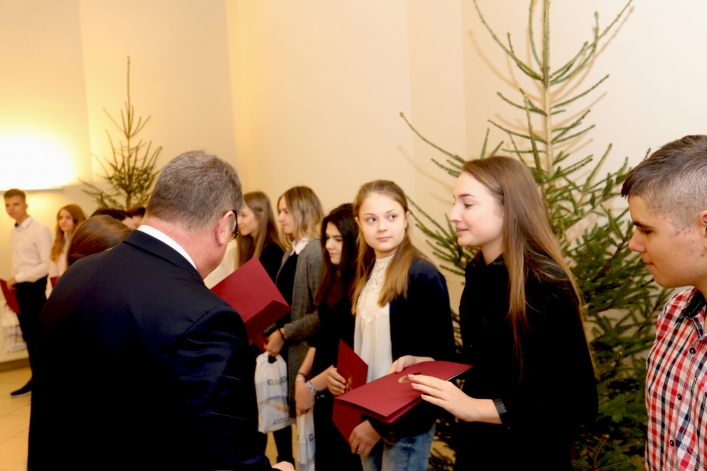 Elbląscy gimnazjaliści otrzymali stypendia z rąk prezydenta Elbląga