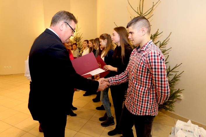 Elbląscy gimnazjaliści otrzymali stypendia z rąk prezydenta Elbląga
