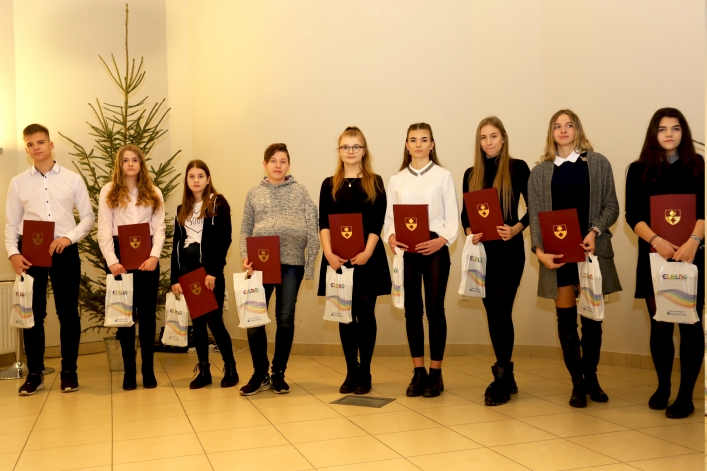 Elbląscy gimnazjaliści otrzymali stypendia z rąk prezydenta Elbląga