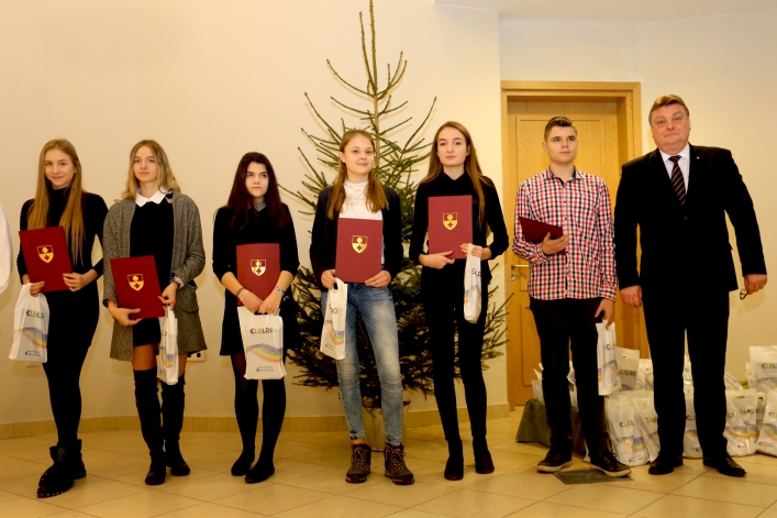 Elbląscy gimnazjaliści otrzymali stypendia z rąk prezydenta Elbląga