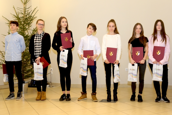 Elbląscy gimnazjaliści otrzymali stypendia z rąk prezydenta Elbląga