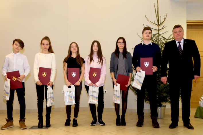 Elbląscy gimnazjaliści otrzymali stypendia z rąk prezydenta Elbląga