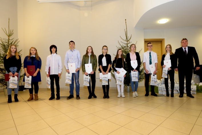 Elbląscy gimnazjaliści otrzymali stypendia z rąk prezydenta Elbląga