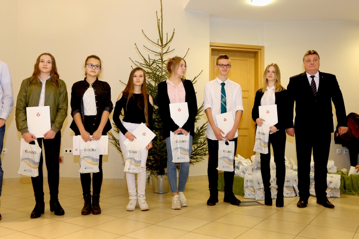 Elbląscy gimnazjaliści otrzymali stypendia z rąk prezydenta Elbląga