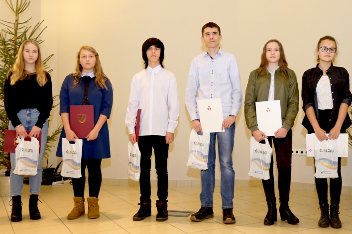 Elbląscy gimnazjaliści otrzymali stypendia z rąk prezydenta Elbląga