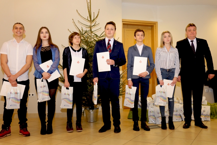 Elbląscy gimnazjaliści otrzymali stypendia z rąk prezydenta Elbląga