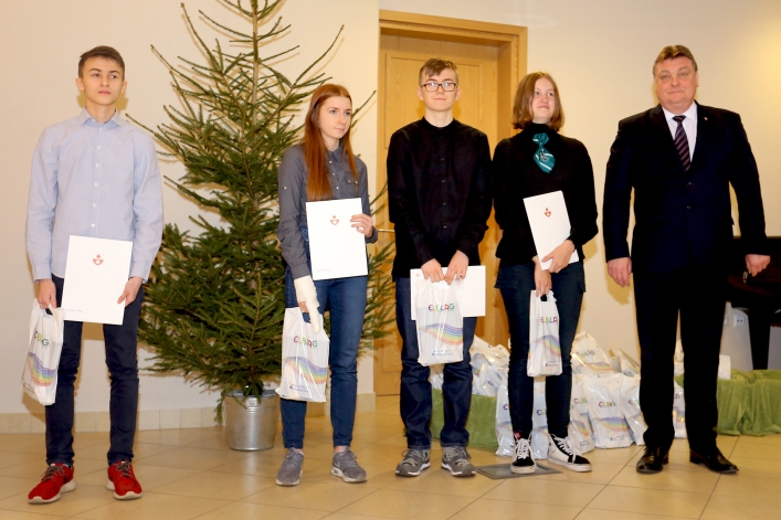 Elbląscy gimnazjaliści otrzymali stypendia z rąk prezydenta Elbląga