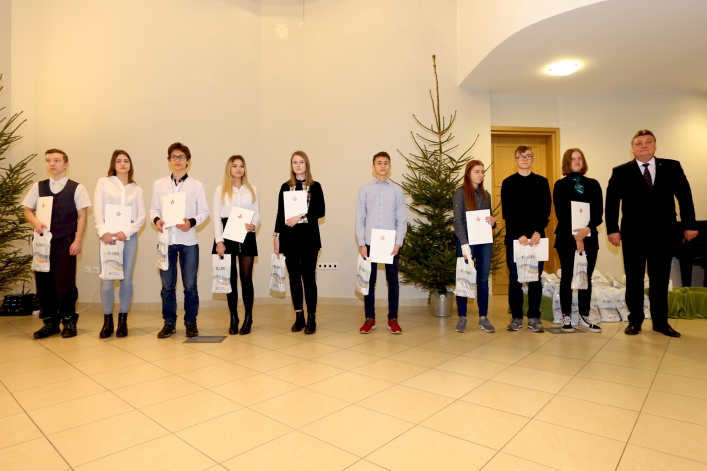 Elbląscy gimnazjaliści otrzymali stypendia z rąk prezydenta Elbląga