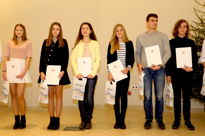 Elbląscy gimnazjaliści otrzymali stypendia z rąk prezydenta Elbląga