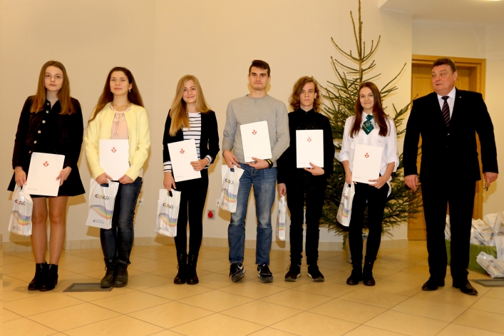 Elbląscy gimnazjaliści otrzymali stypendia z rąk prezydenta Elbląga