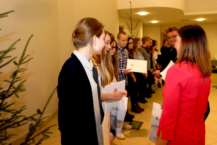 Elbląscy gimnazjaliści otrzymali stypendia z rąk prezydenta Elbląga