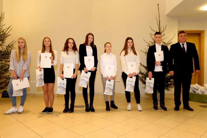 Elbląscy gimnazjaliści otrzymali stypendia z rąk prezydenta Elbląga