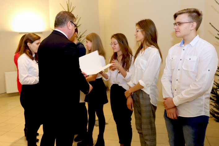 Elbląscy gimnazjaliści otrzymali stypendia z rąk prezydenta Elbląga
