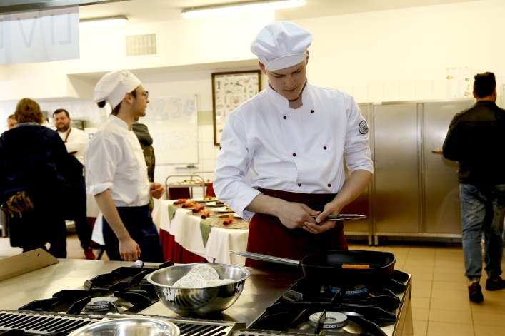 Elbląski Klub Szefów Kuchni podczas drzwi otwartych Zespołu Szkół Gospodarczych 