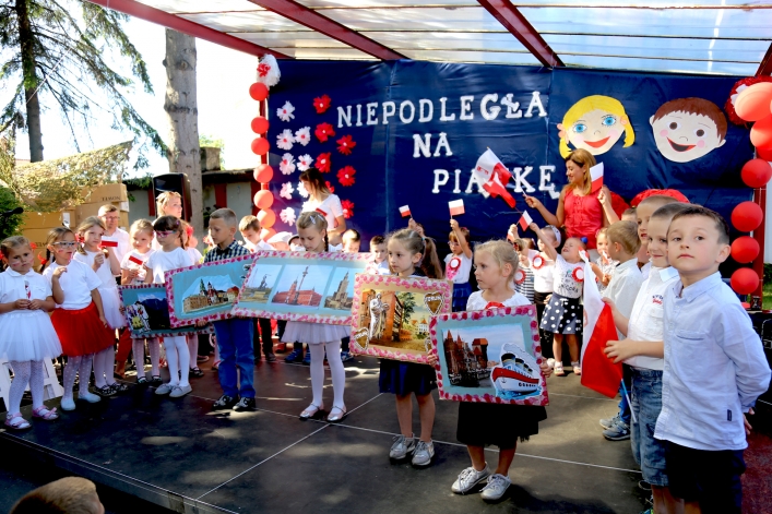 Elblążanie bawili się i uczyli historii na Festynie patriotycznym „Niepodległa na piątkę”