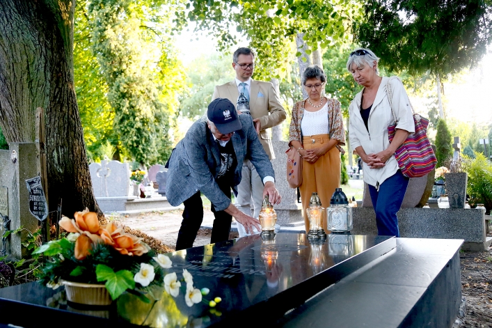 Elblążanie zapalili znicze na grobach powstańców warszawskich