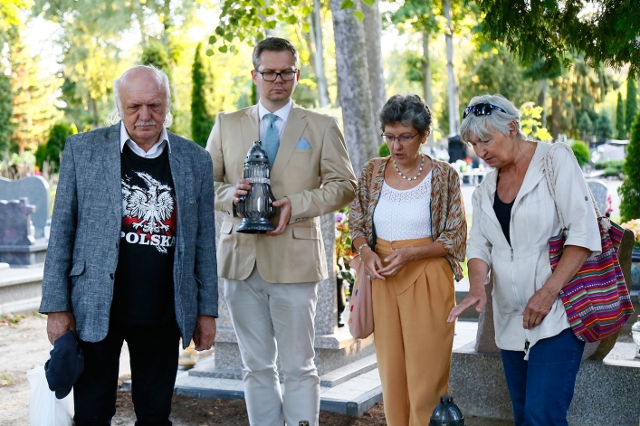 Elblążanie zapalili znicze na grobach powstańców warszawskich
