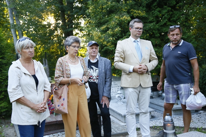 Elblążanie zapalili znicze na grobach powstańców warszawskich