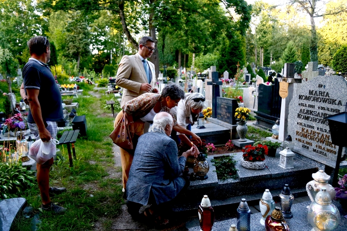 Elblążanie zapalili znicze na grobach powstańców warszawskich