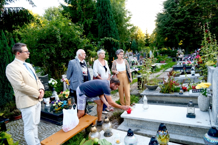 Elblążanie zapalili znicze na grobach powstańców warszawskich