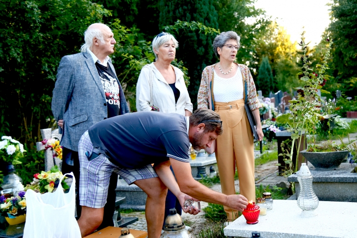 Elblążanie zapalili znicze na grobach powstańców warszawskich