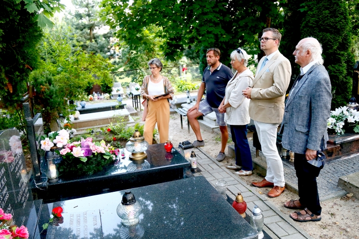 Elblążanie zapalili znicze na grobach powstańców warszawskich
