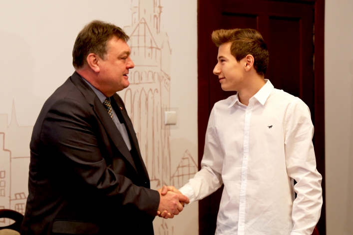 Elblążanin Kacper Lewalski to najszybciej biegający 1000 metrów 15-latek w Polsce