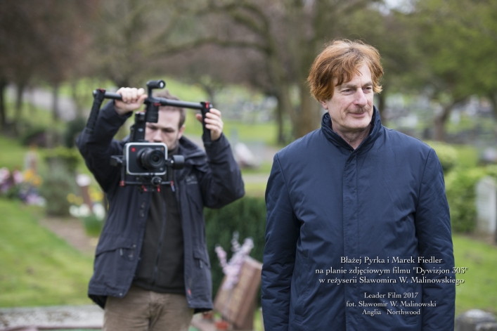 Błażej Pyrka i Marek Fiedler na planie zdjęciowym filmu  „Dywizjon 303” w reżyserii Sławomira Malinowskiego, Northwood, Anglia;