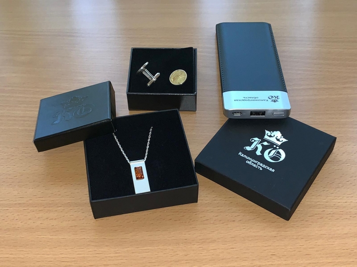 Prezenty – srebrne spinki z bursztynem do koszuli, pendrive w formie naszyjnika (srebro z bursztynem), powerbank