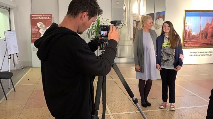 Elblążanka Justyna Pietrzniak udziela wywiadu dla lokalnej telewizji