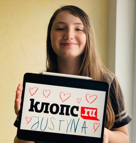 Justyna Pietrzniak z banerem reklamowym lokalnego portalu Klops.ru