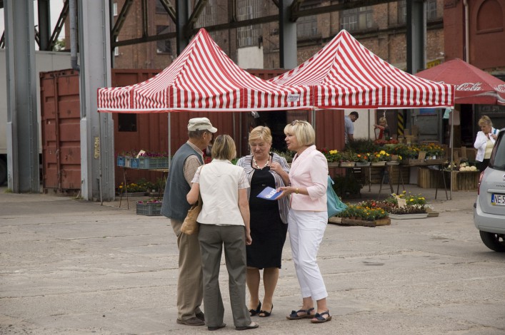 Elżbieta Gelert rozmawia z kupcami z Giełdy Elbląskiej