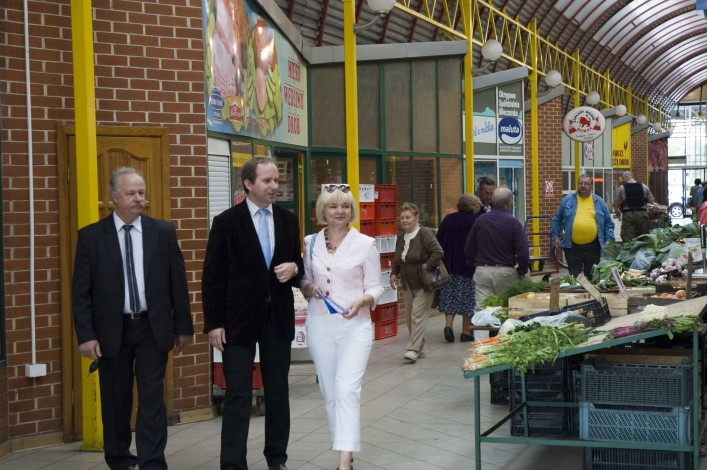 Elżbieta Gelert rozmawia z kupcami z Giełdy Elbląskiej