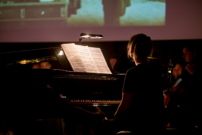 Film z Polą Negri i muzyką na żywo Maksymiuka. Koncert EOK (+zdjęcia)