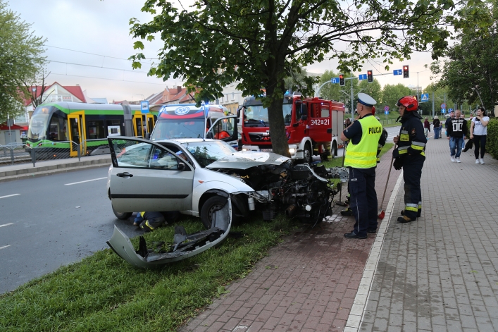 Ford uderzył w drzewo na Płk. Dąbka