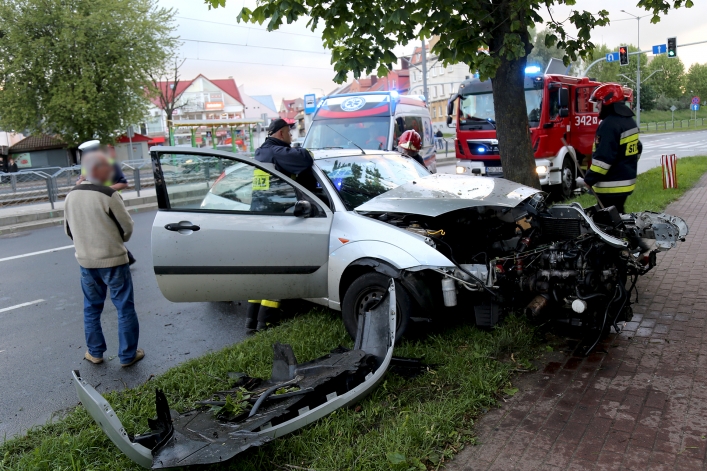 Ford uderzył w drzewo na Płk. Dąbka