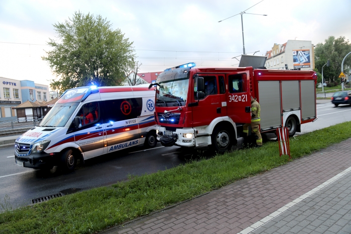 Ford uderzył w drzewo na Płk. Dąbka