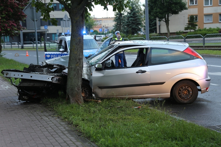 Ford uderzył w drzewo na Płk. Dąbka