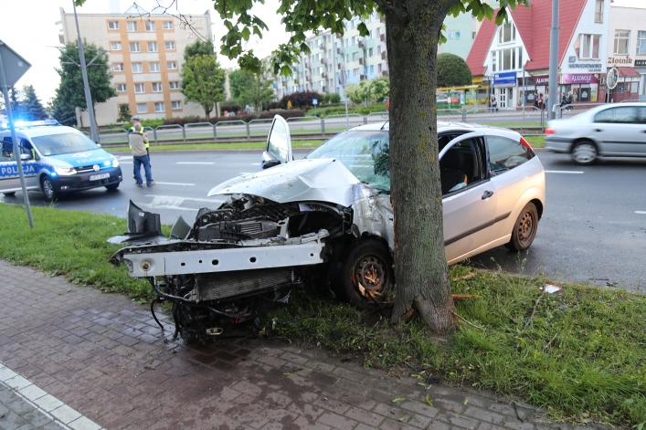 Ford uderzył w drzewo na Płk. Dąbka